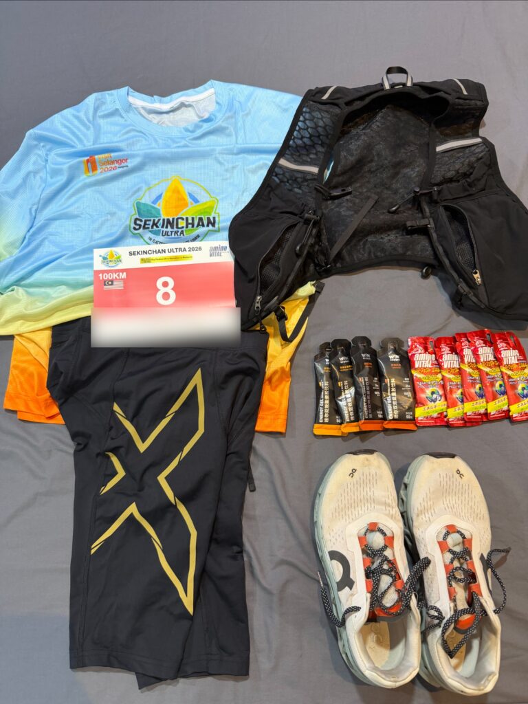 大会前日にそろえた荷物（大会Tシャツとゼッケン、ランニングベスト、ランニングパンツ、エナジージェル、シューズ）