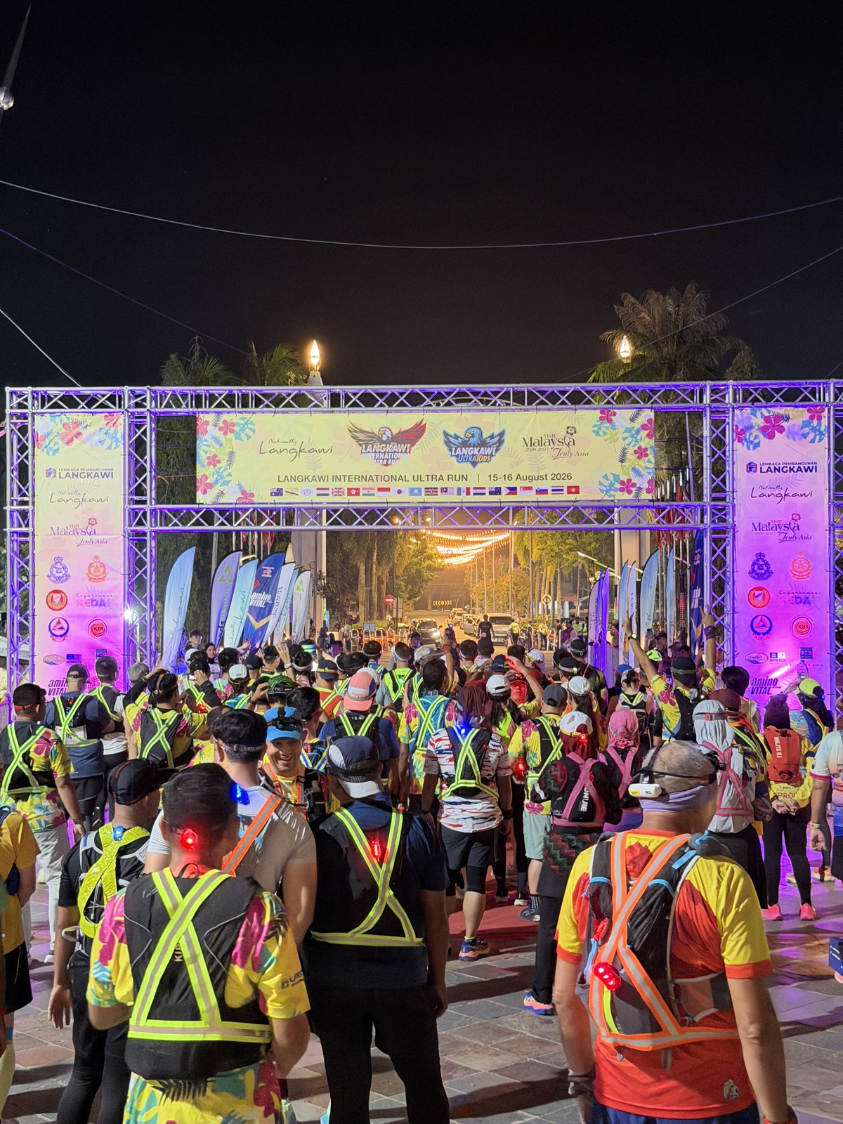 ランカウイ・ウルトラ50kmのスタート直前の様子(夜中0時スタート)