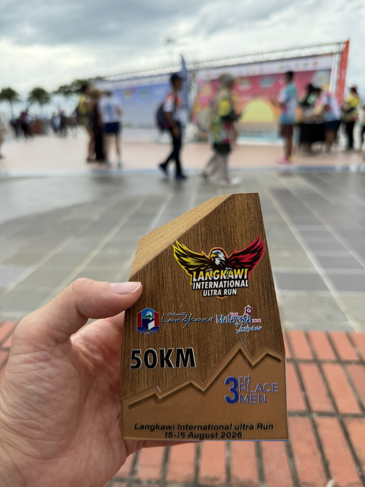 ランカウイ・ウルトラ50kmで年代別3位に入ってもらった盾
