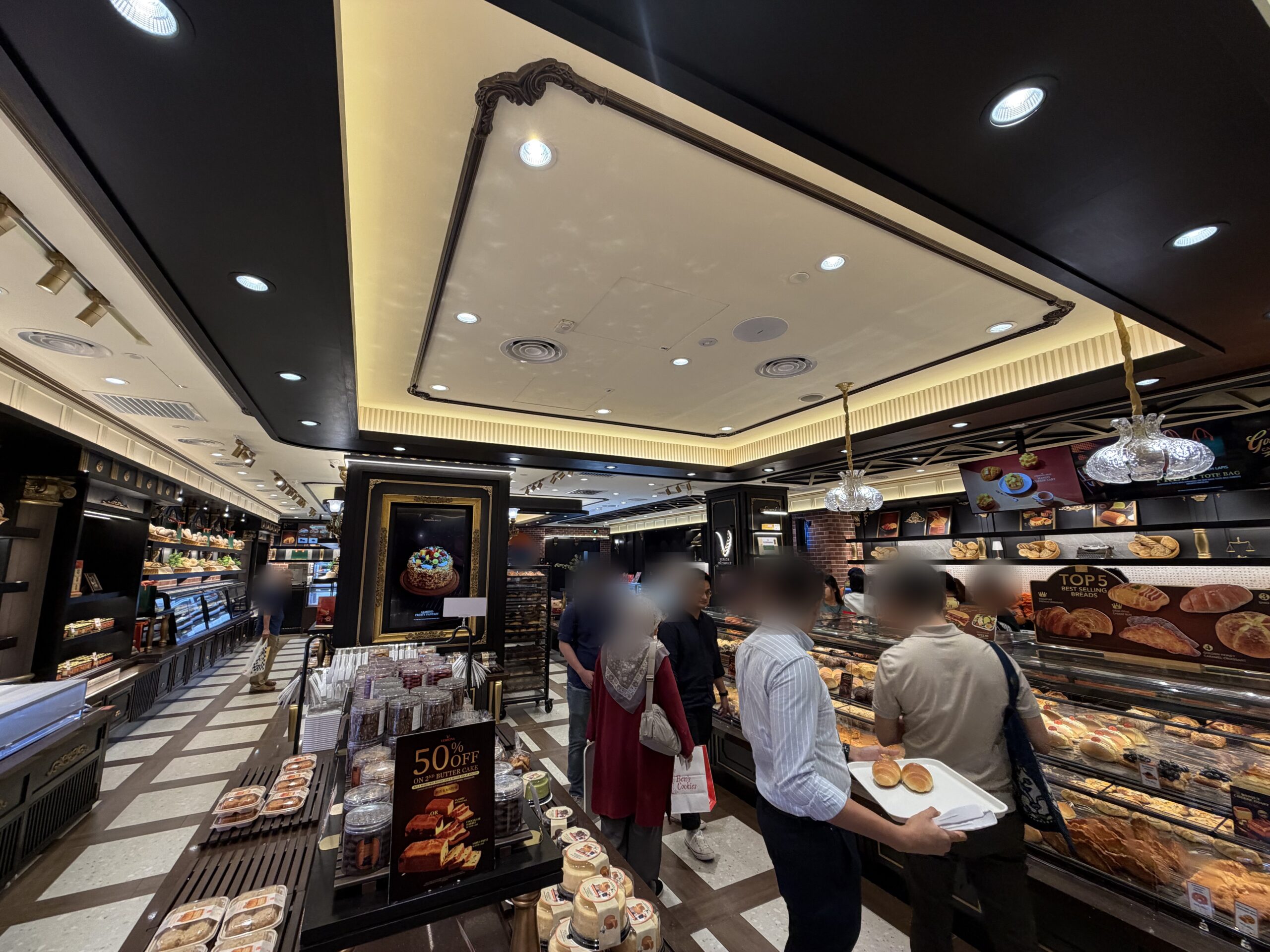 黒と金の内装のヴェローナヒルズの店内